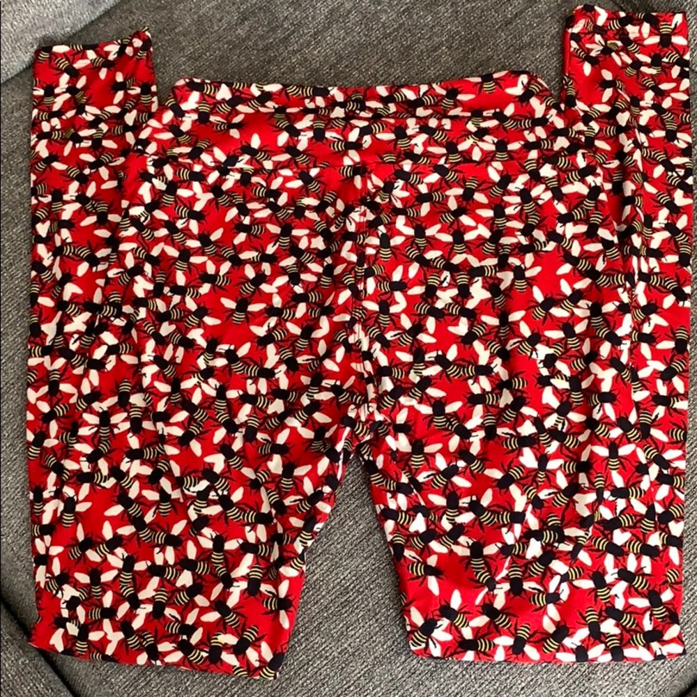 Beeutiful LulaRoe leggings. Never worn!! Save the bees!!!